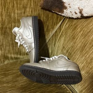 Nike Air Jordan 1  Women's low se Metallic Zinc